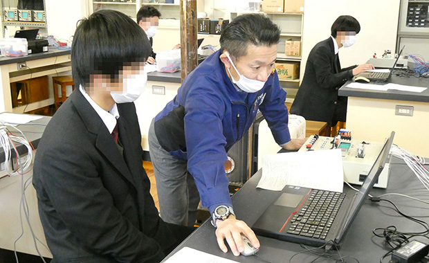 シーケンス制御指導風景